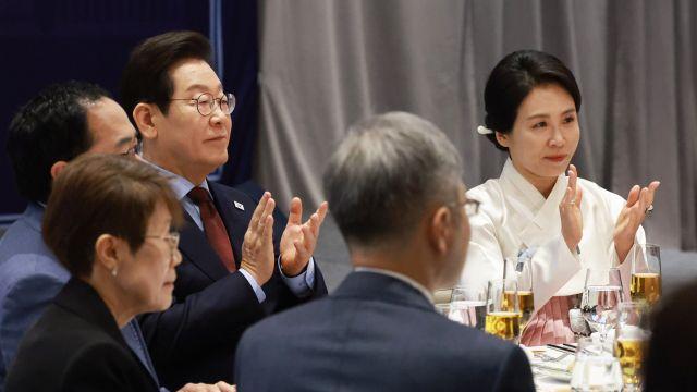 트럼프 만난 李대통령...김혜경 여사는 미국·일본서 '내조 외교'