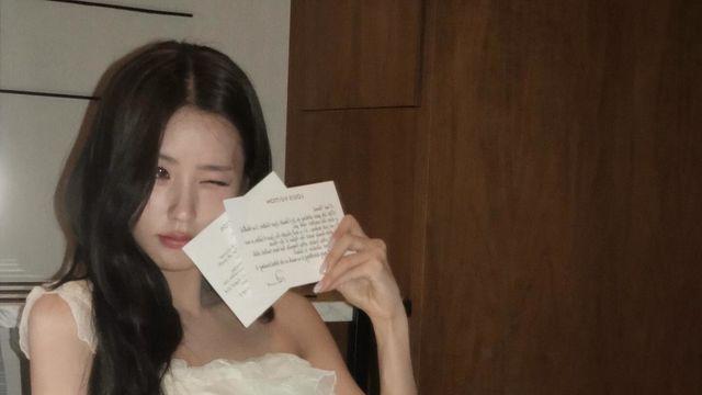 윙크 장인 미연, 프릴 블라우스+데님으로 여름 낭만 장착