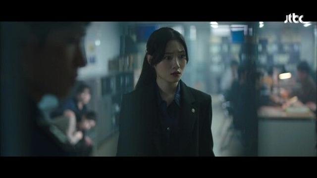 정채연, 홍수현 지키고 정의 실현('에스콰이어')
