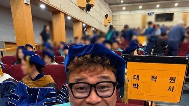 강원래, 하반신 마비 딛고 박사학위 받았다