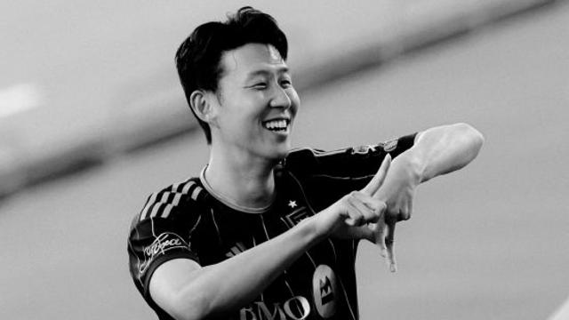 환상골 손흥민, NEW 세리머니 떴다→LA 열광…'찰칵' 이어 화려한 손동작, 대체 무엇?