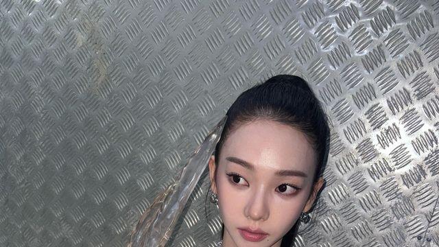 카리나, 블랙 드레스에 아이스 액세서리…치명적 카리스마 폭발
