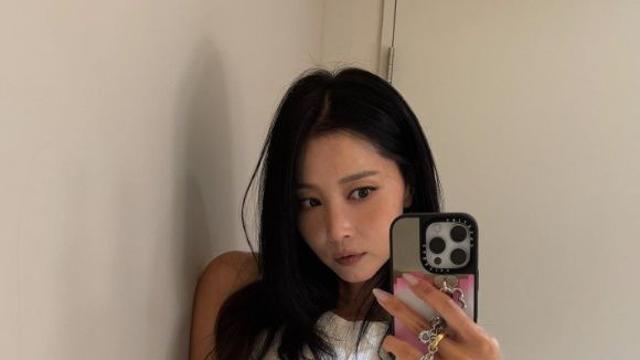 오윤아, 탄탄한 복근 자랑…크롭톱으로 완성한 ‘힙한 매력’