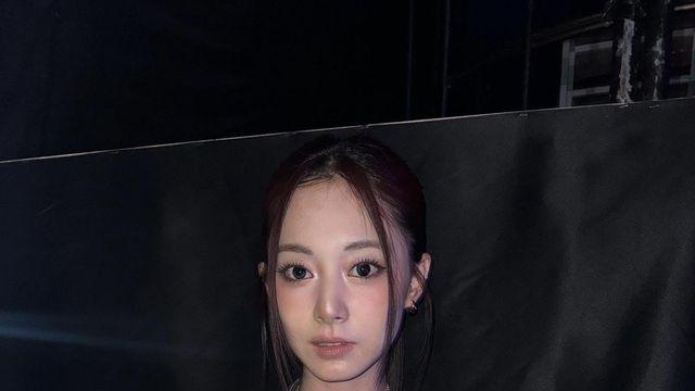 쯔위, 홀터 베스트로 어깨 드러내며 보호 본능 자극