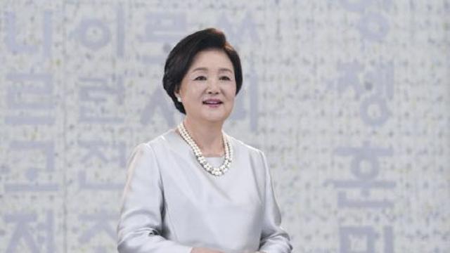 `김정숙 여사 옷값 의혹` 불송치 경찰…