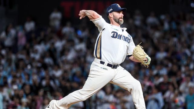 '홈런왕' 데이비슨이 왜 마운드에? 한국서도 투수 데뷔...KBO 역대 최초