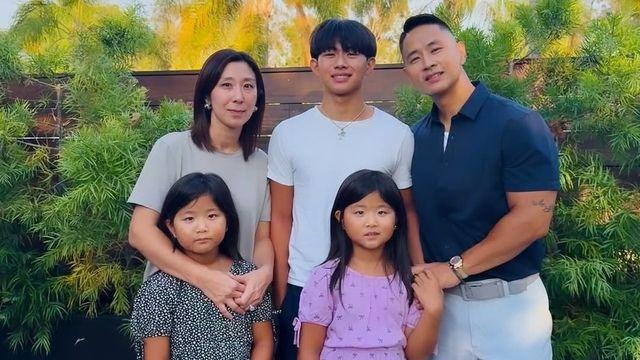 ‘병역 기피’ 유승준, 아내+세 자녀 가족사진 공개…”폭풍 속 완벽한 평화” [RE:스타]
