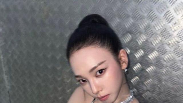 카리나 안 믿기는 완벽 얼굴형…블랙 원피스 자태 감탄
