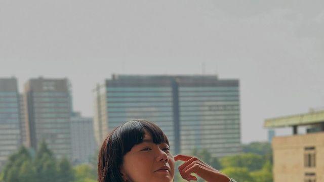 배두나, 화이트 티셔츠 하나로 완성한 내추럴 시티 무드