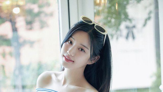 이유비, 청량 스트라이프와 쇄골미녀의 정석