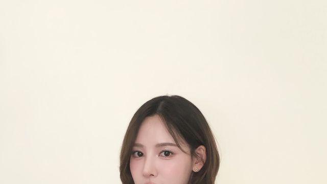 이나연, ‘치명美’ 블랙 시크룩…고혹적 눈빛에 팬심 폭발