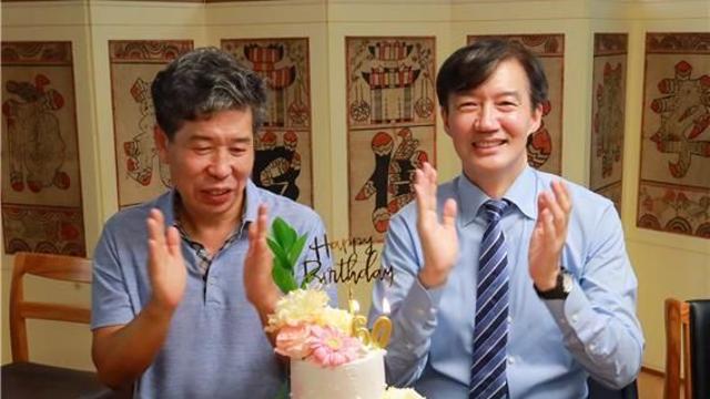 문재인, 조국 위해 늦은 환갑잔치 열어…
