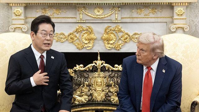 [한미정상회담] 트럼프, 李대통령 서명용 펜보고 
