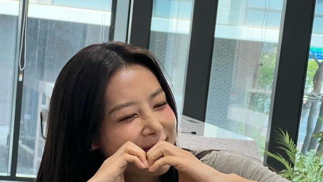 유빈, 러블리한 하트와 함께 보헤미안 무드 완성