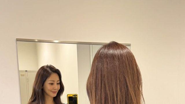 오나라, 거울 셀카로 완성한 플라워 드레스의 우아한 순간