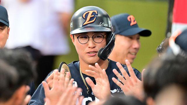 김인환·김태연 '1B 플래툰' 대안? '타점·OPS 팀 1위' 90억 캡틴, 발가락 통증 OUT→2위 굳히기 그칠까