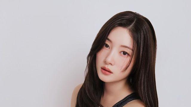 정채연, 레드 포인트와 함께한 미니멀리즘 무드