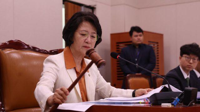 與 ‘더 센 특검법’ 법사위 소위 회부…野 반발 집단 퇴장