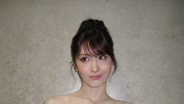 댄싱머신 모모, 리본 디테일 블랙 스트랩리스로 미니멀 정점 찍다