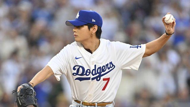 BTS 뷔, 오타니와 만나 '허그'…LA다저스 홈경기 시구