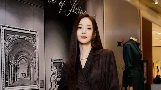 박민영 완벽 비율로 시선강탈…수트도 잘 어울려