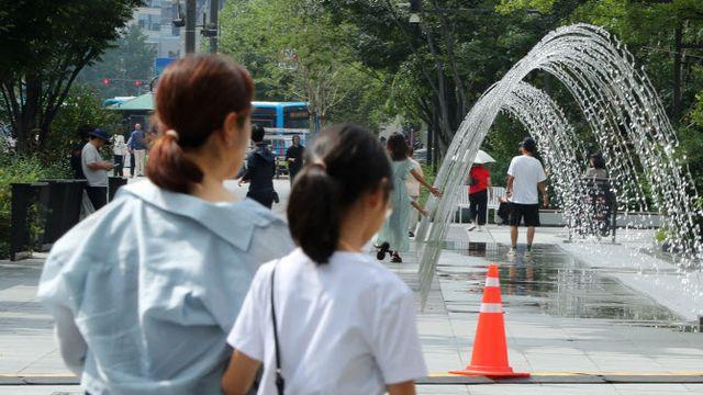 전국 구름 많고 곳곳 소나기…푹푹 찌는 더위 이어진다[오늘날씨]