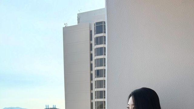 밤바다보다 더 깊은 블랙, 정수빈의 발코니 무드가 여름을 정지시켰다