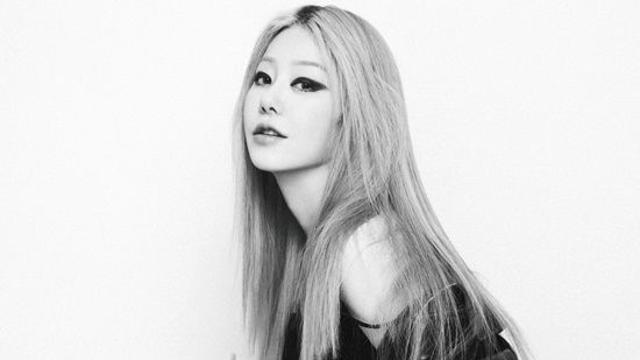 54세 맞아?…고현정, 시스루 패션에 금발 스모키 '아이돌 비주얼'