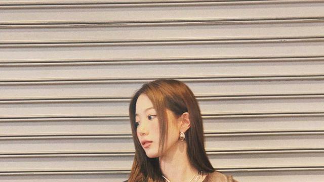 카즈하, 블랙 레더 재킷과 크롭탑으로 시크한 무드 장착