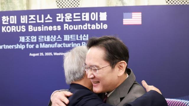 [한미정상회담] 이재용-젠슨 황 '뜨거운 포옹'… '기술 동맹' 도모