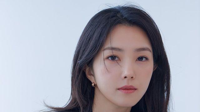 블랙 재킷만 입었는데 이미 화보다, 강지영의 ‘조용한 사치’