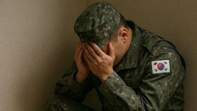 육군 7군단 병사 “선임 웃음소리 닮았다고 구타, 흙탕물 마시게 했다”