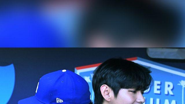 [쇼츠] 오타니 가볍게 끌어안은 BTS 뷔…LA다저스 홈경기 '왼손 시구'