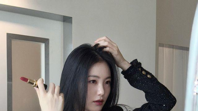 거울 앞 레드립으로 마침표, 신예은의 블랙 트위드 시크…오늘도 화보였나