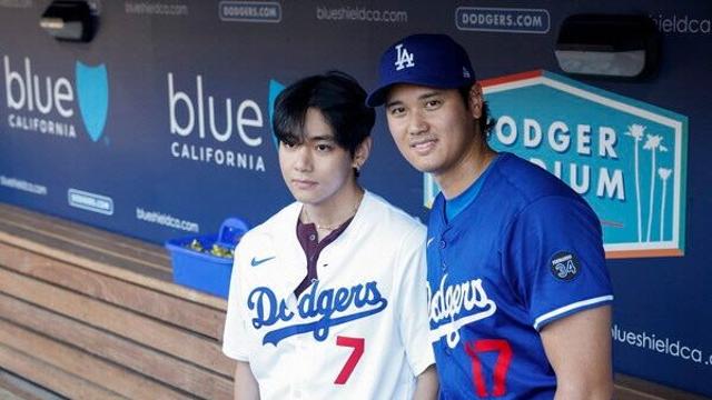 BTS 뷔, LA다저스 홈경기 시구…오타니와 포옹도