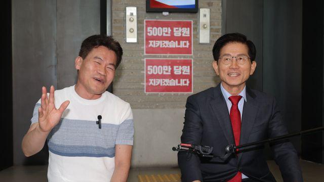 '장동혁 대표'에 활짝 웃은 전한길 