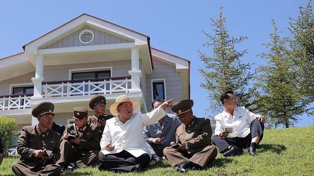김정은, 완공 낙원바다양식소 방문…