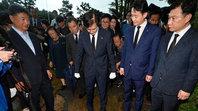 광주 찾은 조국, '전두환 비석' 밟으며 
