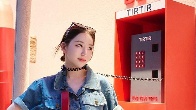 레트로 전화기까지 액세서리로? 황유주, 데님 셔츠+카고 미니스커트로 하이틴 무드 ON