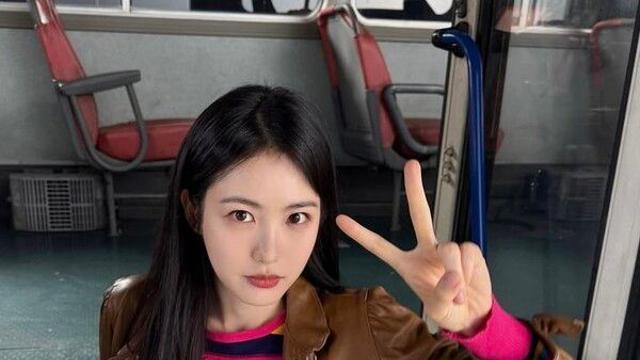 신예은 80년대 패션도 완벽 소화…물오른 미모