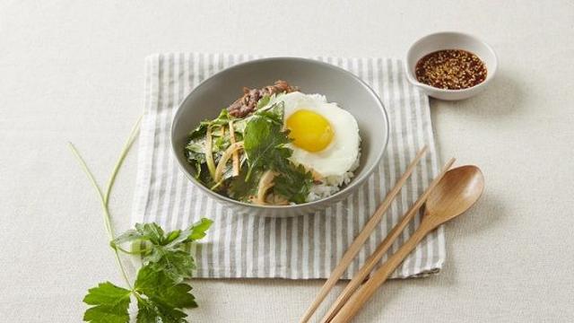[1인가구를 위한 건강밥상] 입맛 돌고 체력 쑥…영양도 만점 ‘참나물불고기비빔밥’