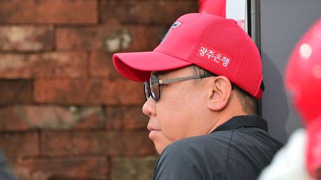 '2G 잔루 28개' 안 풀리는 KIA, 꽃감독 믿음은 여전하다…