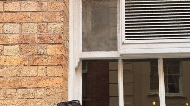 정려원 호주서 러블리 매력 발산…수줍은 미소