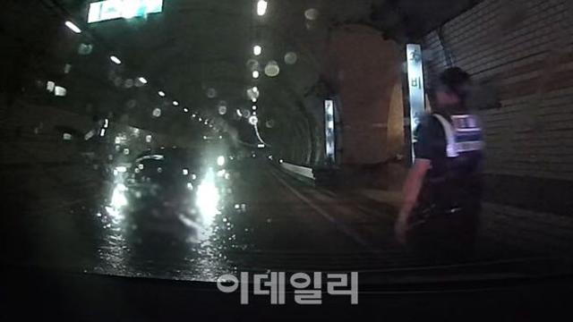 빗길 시속 170km로 달린 음주운전자, 화물트럭이 막아냈다