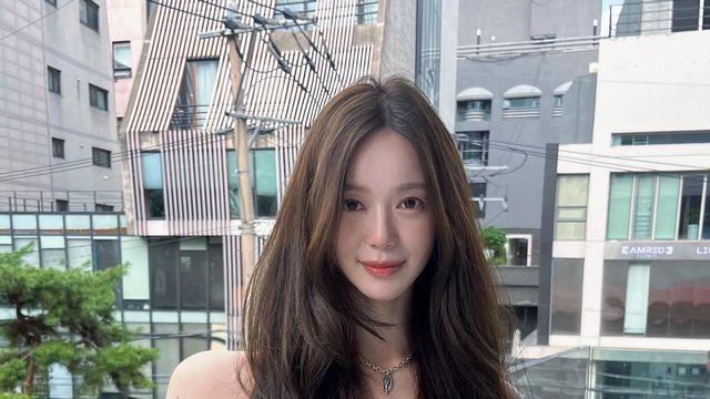 이엘리야, 베이지 셔링 톱으로 강조한 청순 비율