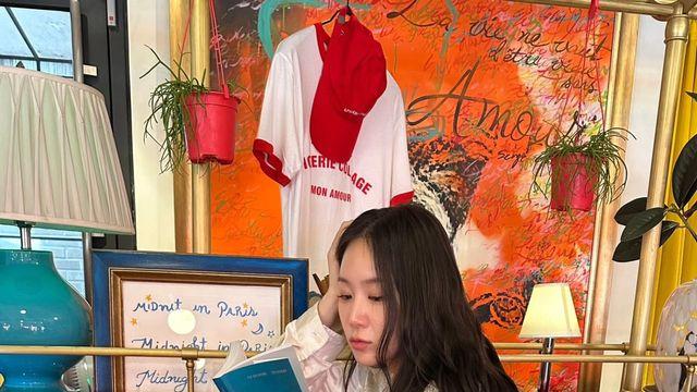 소유, 감각적인 북카페 무드로 완성한 리딩룩
