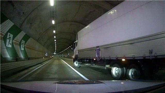 만취해 시속 170km로 빗길 고속도로 질주…시민과 추격해 체포