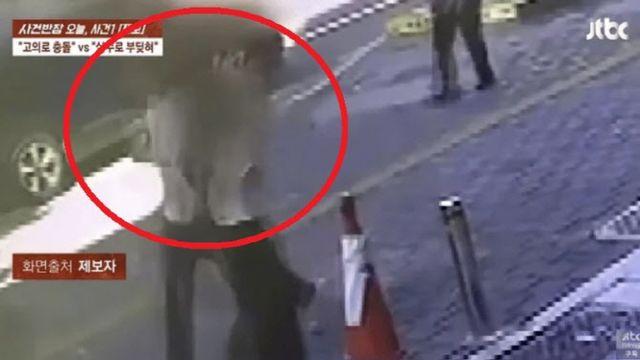 “양재역서 이 남성 조심하세요” 여성만 골라 ‘퍽’…CCTV 보니