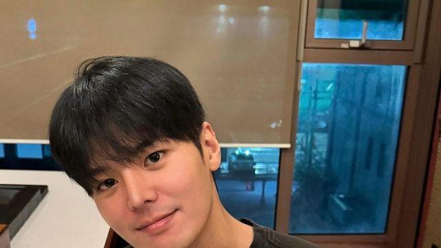 려운, 생일 케이크 앞에서 훈훈 미소…팬심 저격한 근황