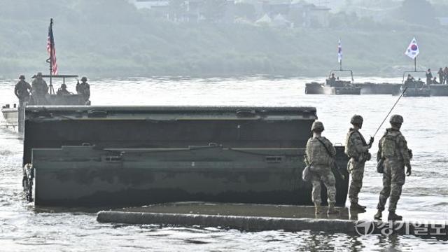 여주 남한강 일대에서 열린 '한·미 연합 도하훈련' [포토뉴스]